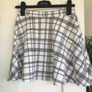  - Jättesöt vit och svart rutig kjol från märket atmosphere. Använd 1 eller 2 gånger så i mycket fint skick, den är tyvärr inte min stil. Den är i storlek 36.  