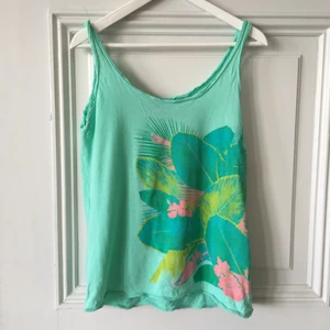  - Turkost, härligt linne från Gina Tricot. Sparsamt använt, och i fint skick.

Säljes då det är för stort för mig. 

Kan mötas upp i innerstan, Täby eller Vaxholm. Annars betalar köparen frakten

