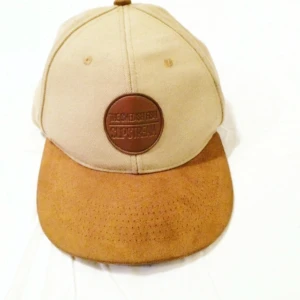  - Snygg kepa med läder och mocka detaljer 😎😎