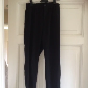  - Svarta kostymbyxor med resår. Sköna och snygga!