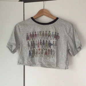  - Cropped T-shirt från designmarknad i Bangkok. Aldrig använd