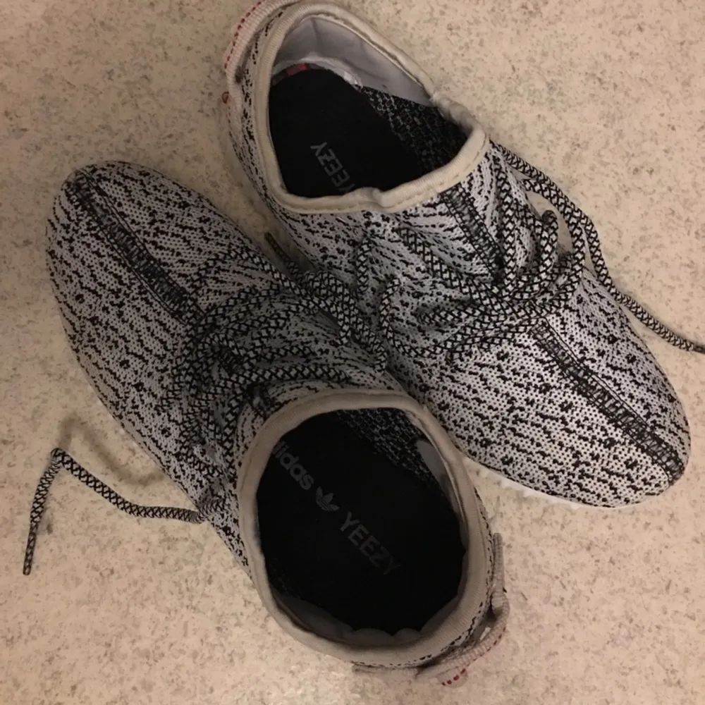 Yeezys 
Använda få tal ggr! Storlek 37. Äkta. Köpta för 1200:-
Skickas med posten. Frakt 70:-
. Skor.