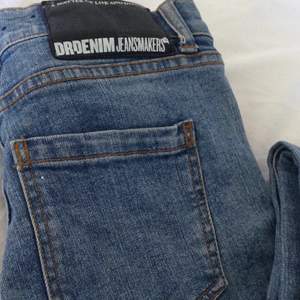 Low waisted blå slitna Dr.Demin jeans, endast tvättade en gång så sparsamt använda och i gott skick🌸
Tar gärna swisch & frakt tillkommer✨