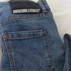  - Low waisted blå slitna Dr.Demin jeans, endast tvättade en gång så sparsamt använda och i gott skick🌸
Tar gärna swisch & frakt tillkommer✨