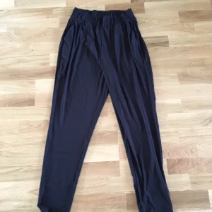  - Sköna brallor från Monki med resår!! Så sköna och lätta att klä upp och klä ner!!😀💕✊🏼✨
