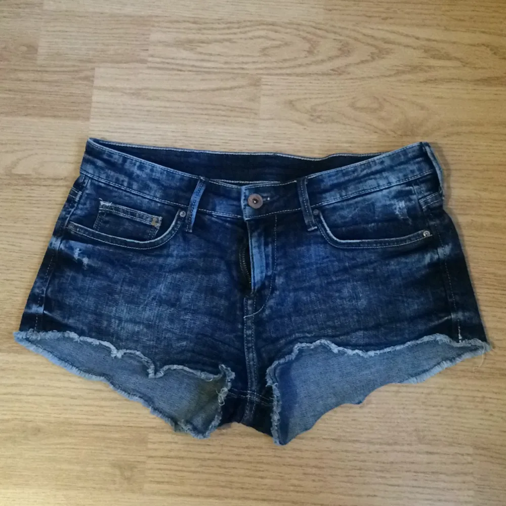 Korta jeansshorts från H&M! Ganska stretchiga och passar en 36a också! Priset går att diskutera. Betalning sker helat via swish eller kontant. Möts upp i Jönköping eller fraktar, vilket köparen står för.. Shorts.