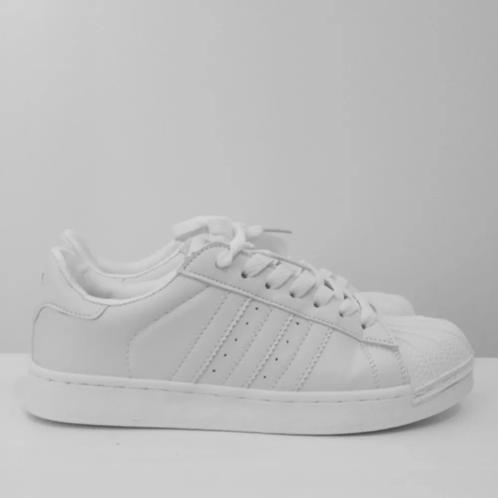 Adidas Superstar Originals storlek 36, passar också en med storlek 35 då de är små i storleken. Fick i present men för små för mig som har storlek 36,5-37 i vanliga fall. Använda endast fåtal gånger, som nya!  Kan mötas centralt i Stockholm alternativt skicka om köparen står för frakt. Swish/konto/paypal/kontant. . Skor.