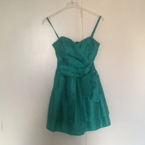  - En grön festklänning från Hallens i storlek 36 med push up inuti använt bara 1 gång och är perfekt för att ha på ett bröllop👗