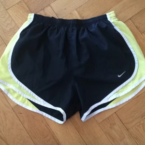  - Shorts från Nike. 

Hämtas i centrala Göteborg eller skickas mot att köpare bet frakt.

Köp två eller fler plagg så får du det/de billigare till halva priset.