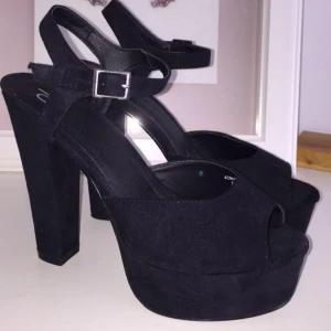  - Oanvända festklackar från Nelly! Frakt tillkommer. Skickar gärna fler bilder om så önskas :) klackhöjd ca 10 cm