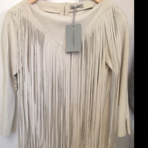 Helt ny klänning och kavaj från Hunky Dory - Mocka klänning med fransar St. S  1000 kr. Paljett kavaj aldrig använd st. XS  1.000