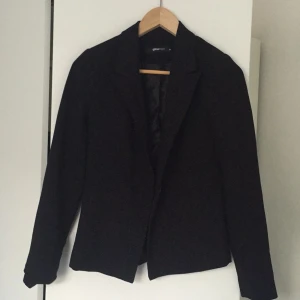  - Svart blazer från GinaTricot