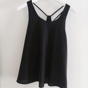  - Svart topp med snygga detaljer i ryggen! Knappt använd och i superfint skick! Köpt i USA🌸🌸 