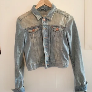  - Snygg jeansjacka i sliten stil. Har inte använt den särskilt mycket så i god kvalitet. 