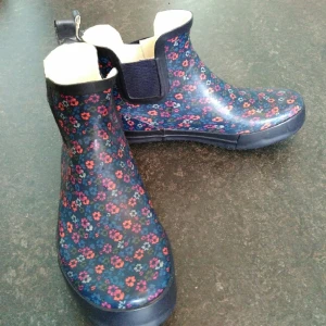  - Blommiga stövlar med lågt skaft. Säljer pga felköp, lite för små. Använda en gång. 

Betalning med swish eller kontant, kan mötas i Stockholm. Frakt tillkommer. 