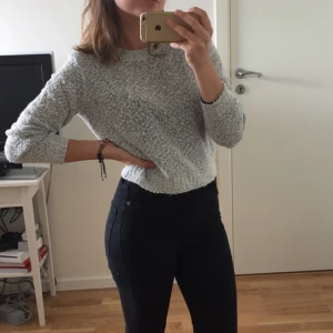  - En jätte skön stickad tröja i grå färg. En av mina favoriter som ska säljas nu, är i bra skick och håller en varm.