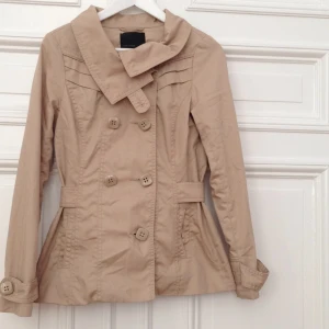  - Snygg trench från Veronica. Fint skick. 