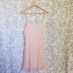  - shiftklänning med spaghetti straps i rosa spets. söt som den är eller svincool med snygg jacka och choker

kan mötas upp runt malmö/skicka mot frakt 🌸


💎💎 pris förhandlingsbart 💎💎