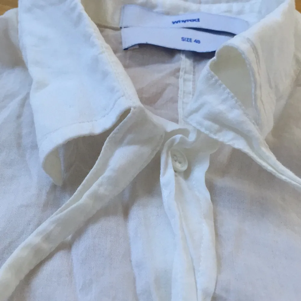 Skjorta från Wyred med snörning vid kragen. Går att klippa bort eller knyta på snyggt sätt. Knappt använd. Skjortor.