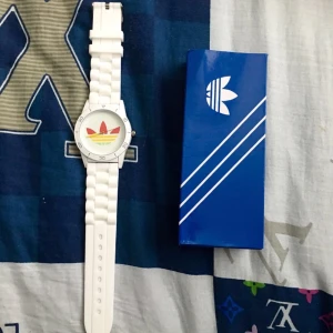  - Helt ny oanvänd vit adidas klocka med extra batteri ! !  