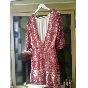  - Använd en gång, superfint mönster och öppen rygg, säljer då den är lite för liten på mig 