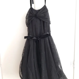  - En jätte fin klänning från Ida Sjöstedt. Köptes second hand för nått år sedan. Passar både till fest men också till bal eller liknade:) Storleken är S. 