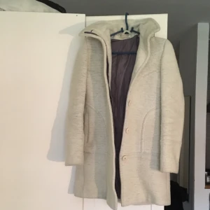 Vit kappa från Topshop - Vit mjuk höst- och vinterjacka från Topshop. Den är i bra skick och luvan är även avtagbar. Storlek uk 8 och detsamma som storlek 36. 