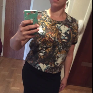  - Snygg top i maffigt tyg lite stelt men töjbart  magtröja 
Storlek medium 