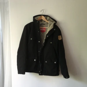  - Fjällräven jacka, svart. Ganska välanvänd så priset är nedsatt, men den är hel och ren! 