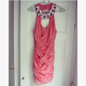  - Annorlunda klänning som passar perfa till sommarfesten! Öppen rygg och hals med paljettstenar! Använd 1 gång!