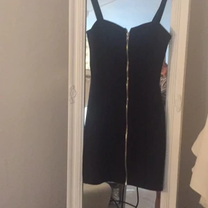  - Kort cool fodralklänning från H&M 