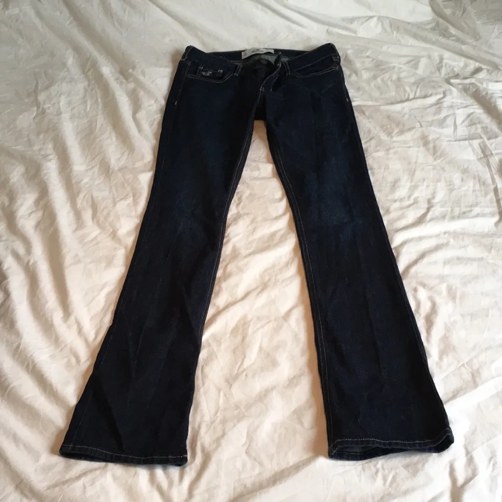 Snygga mörkblå bootcut jeans från Hollister!
Midja 25, längd 33, 1R.
Möts gärna upp i centrala Stockholm.
Tillkommen frakt står du för.. Jeans & Byxor.