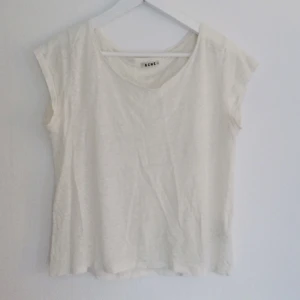  - Acne copy linen T-shirt. 100% linne. 
Färgen är off white. 
Välanvänd. Frakt 35kr 