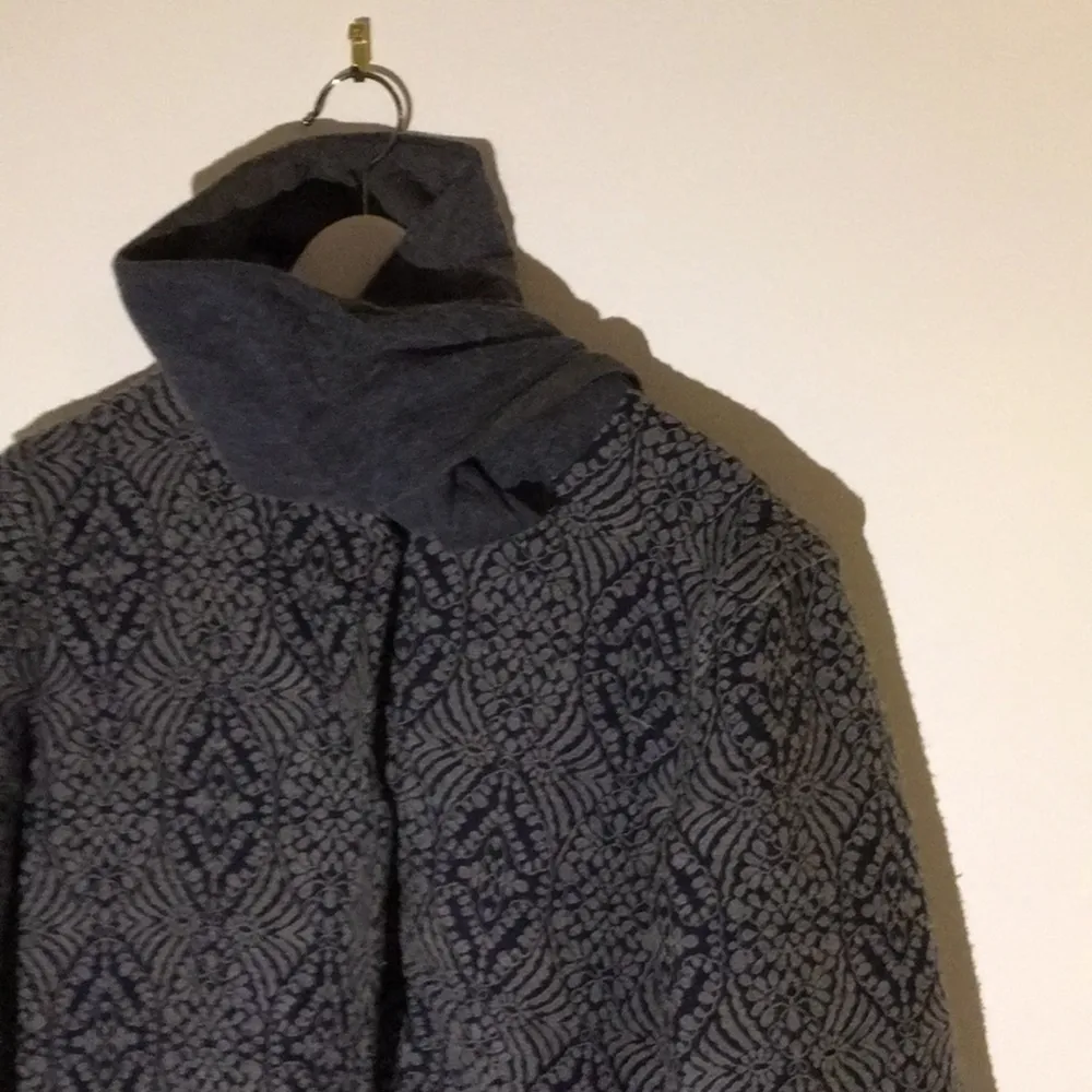 A-formad vintage kappa inköpt för två år sen men är i god skick! En kappa med fin färg som passar perfekt på hösten 🍂
Kan skickas mot betalning. Jackor.