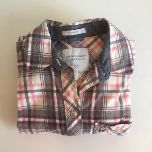  - Rutig skjorta från Peak Performance stl XS 
Regular Fit
100% bomull 
Finns i Stockholm 