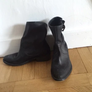  - Supersnygga boots i skinn, sparsamt använda- ska se lite "slitna" ut. 