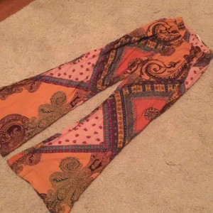  - Vida byxor i fint material från Zara. Använda 1 gång. Storlek XS. Stockholm