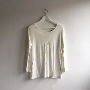  - Fin vit tröja med dragkedja i ryggen