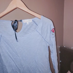  - Söt tröja från Odd molly! Säljer så billigt pga ett hål i armen som ni ser på tredje bilden. Originalpris är ca 399kr och denna är använd väldigt sparsamt💦