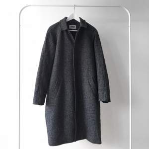 Weekday Wool Blend Coat

Skick:
Använd ett antal gånger, 8/10

Kommentarer:
Lång, rakt skuren rock med två fickor framtill och raglanärmar
77% polyester 23% Ull