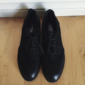  - Grymt fina skor från Wera Stockholm. 
Äkta nubuckläder. Påminner om mocka fast finare. 
Nyskick, använda endast en gång! 
Passar dig som pendlar mellan 36-37. 
Frakt 69kr. 