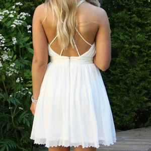  - Vit finklänning från Elise Ryan 
Använd en gång, på min student
Nyskick 
Nypris: 499:-