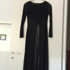  - Jättefin hellång meshklänning. Tyvärr lite skadad (sista bilden).