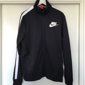  - Snygg wcttröja från Nike!!!! Svart med vit logga på ena bröstet! I nyskick!!!😀❤️✨
Eventuell frakt betalas av köparen😉