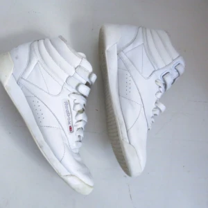  - Näst in till oanvända äkta Reebok Classics. De har dock gulnat en del då de stått ute i en kartong i förrådet. Det syns på flärpen innanför snörena. Se bilder. 
Därav det billiga priset. 

Fraktas för 69kr
Betalning via svisch 


