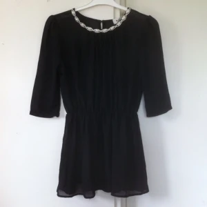 Transparent topp med snygga detaljer runt nacken! Aldrig använd! - Transparent topp med snygga detaljer runt nacken! Aldrig använd!