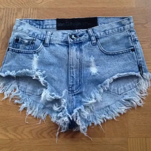  - Underbara shorts från One Teaspoon. Inköpspris: 899 Sparsamt använda