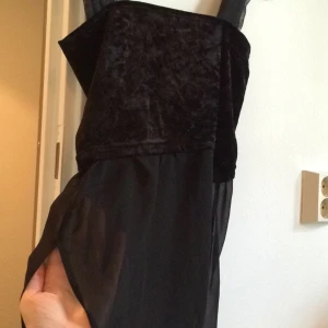  - Sammetslinne med mesh nedtill, svart.