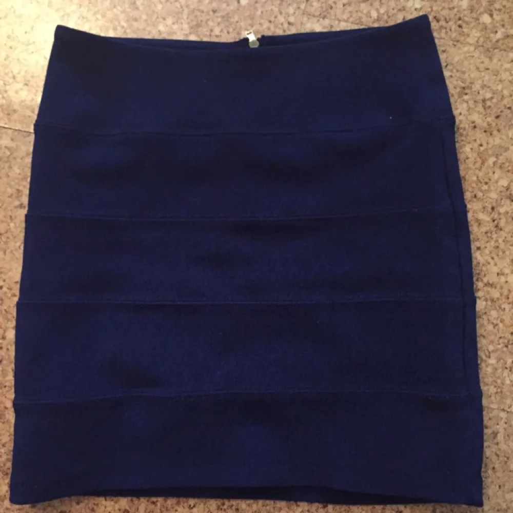 Mörkblå kjol från Topshop i storlek 36 med tight passform.. Kjolar.