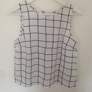  - Rutig topp i storlek S, inte alltför stor vid bysten, därför säljer jag den oanvänd. 